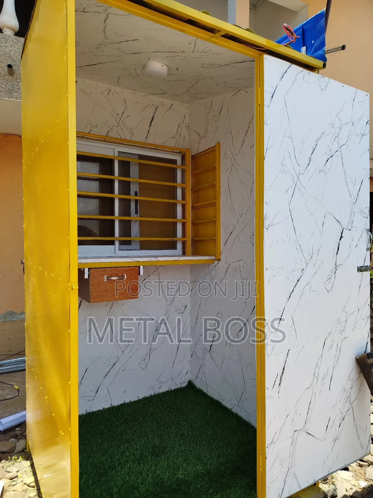 4x4 Momo Kiosk