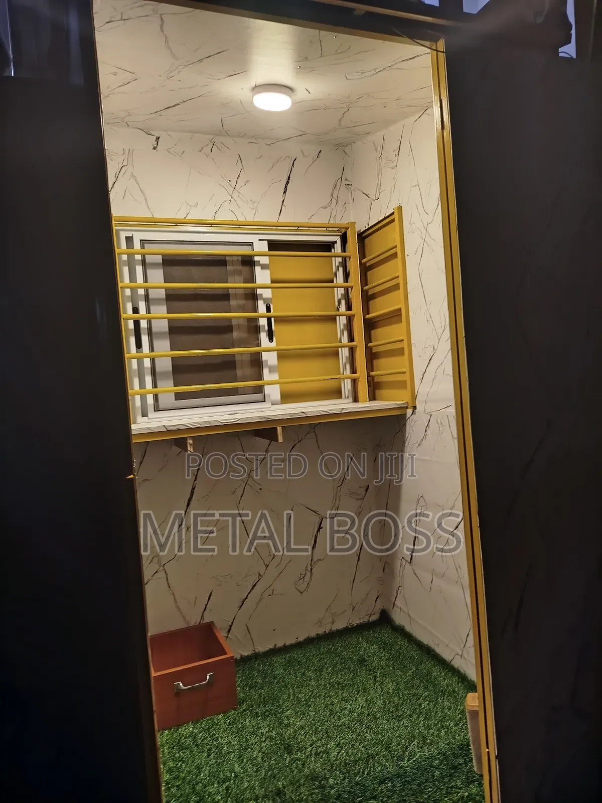 4x4 Momo Kiosk