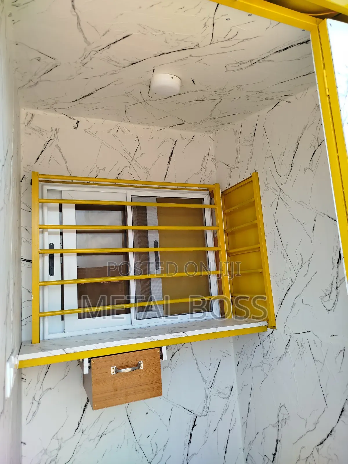 4x4 Momo Kiosk