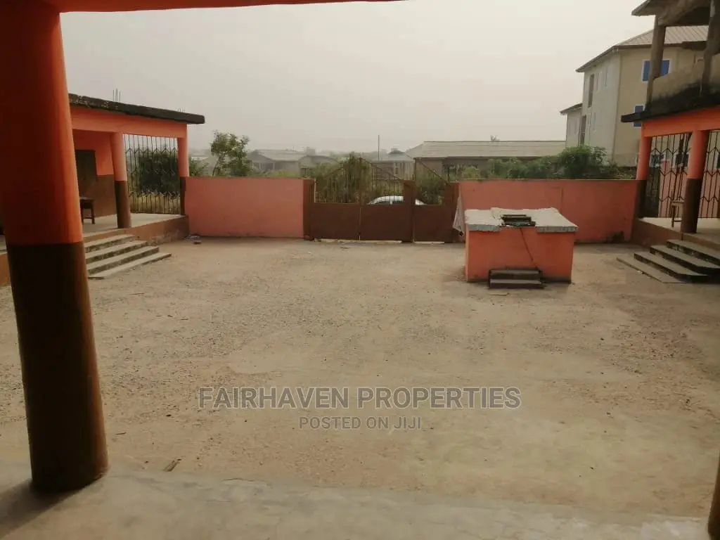 10bdrm House in Accra Metropolitan for Sale