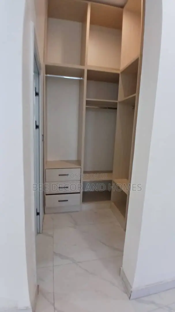 5bdrm Mansion in Bee Decor & Homes, East Legon for sale