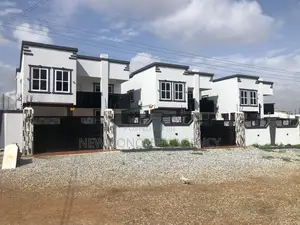 4bdrm Duplex in Lakeside, Accra Metropolitan for sale