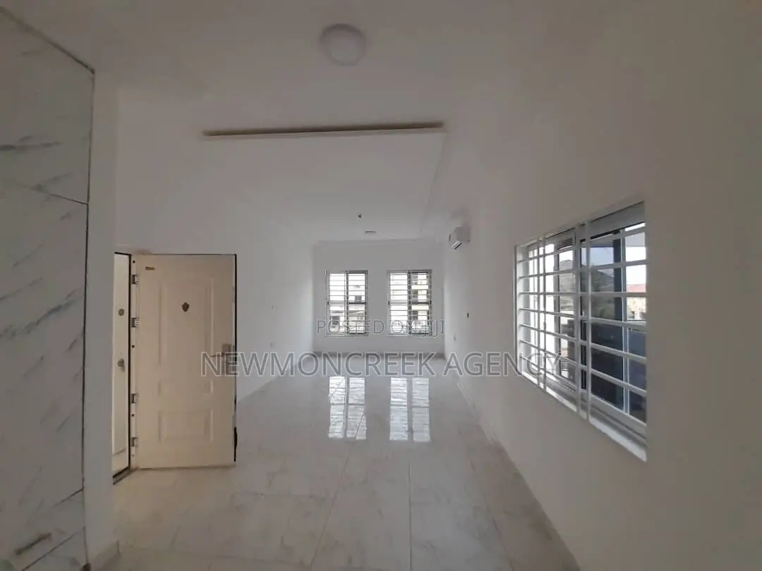 4bdrm Duplex in Lakeside, Accra Metropolitan for sale