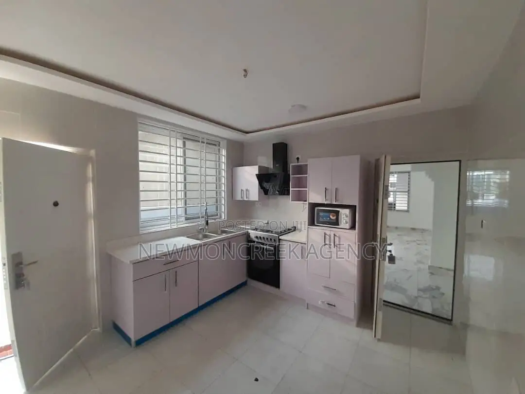 4bdrm Duplex in Lakeside, Accra Metropolitan for sale