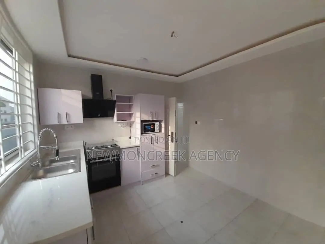4bdrm Duplex in Lakeside, Accra Metropolitan for sale