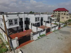 4bdrm Duplex in Lakeside, Accra Metropolitan for sale