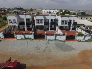 4bdrm Duplex in Lakeside, Accra Metropolitan for sale