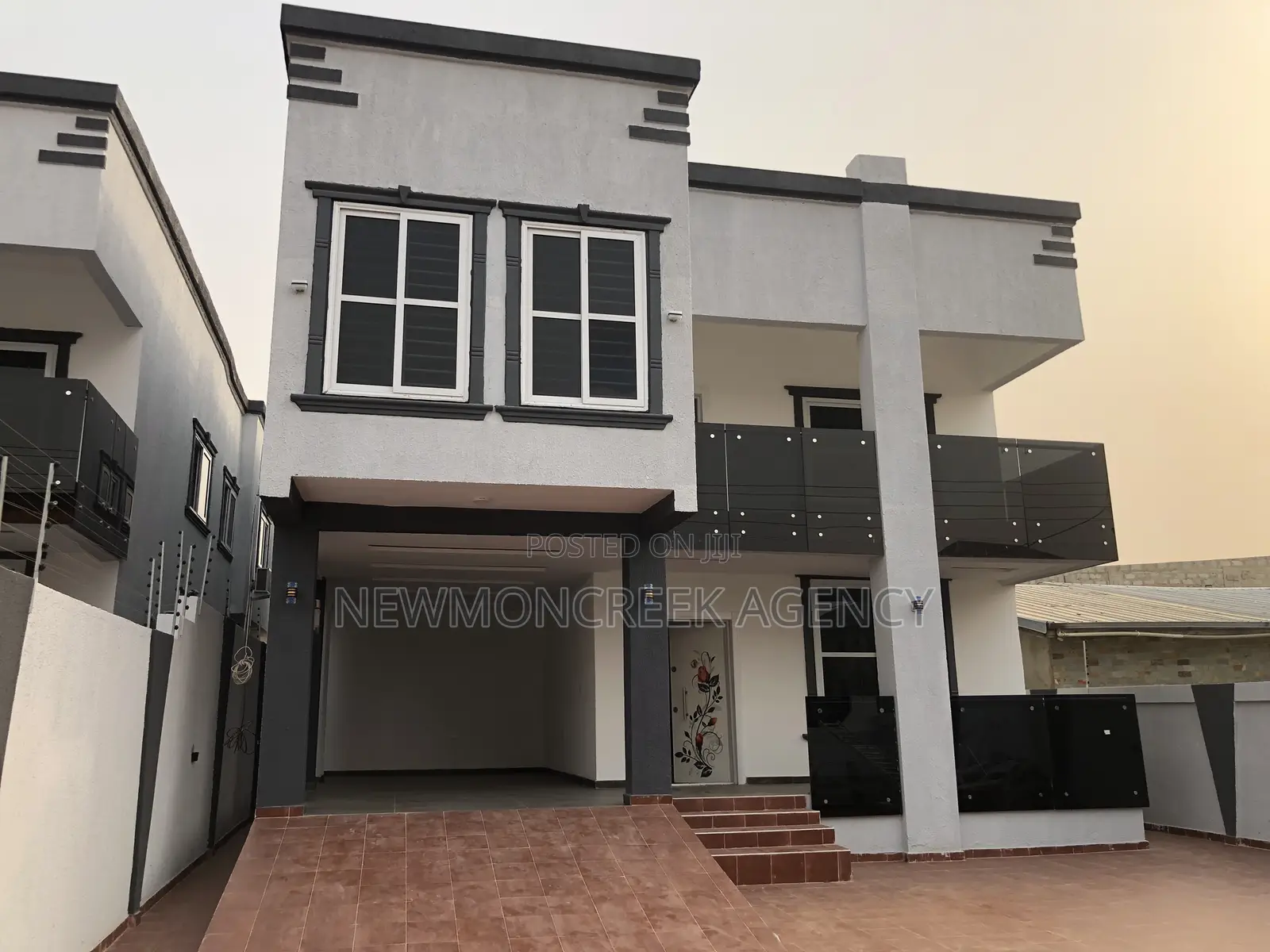 4bdrm Duplex in Lakeside, Accra Metropolitan for sale