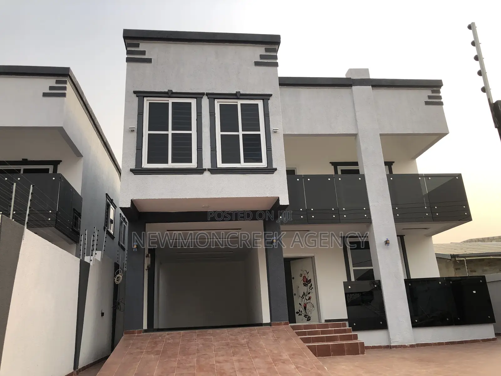 4bdrm Duplex in Lakeside, Accra Metropolitan for sale