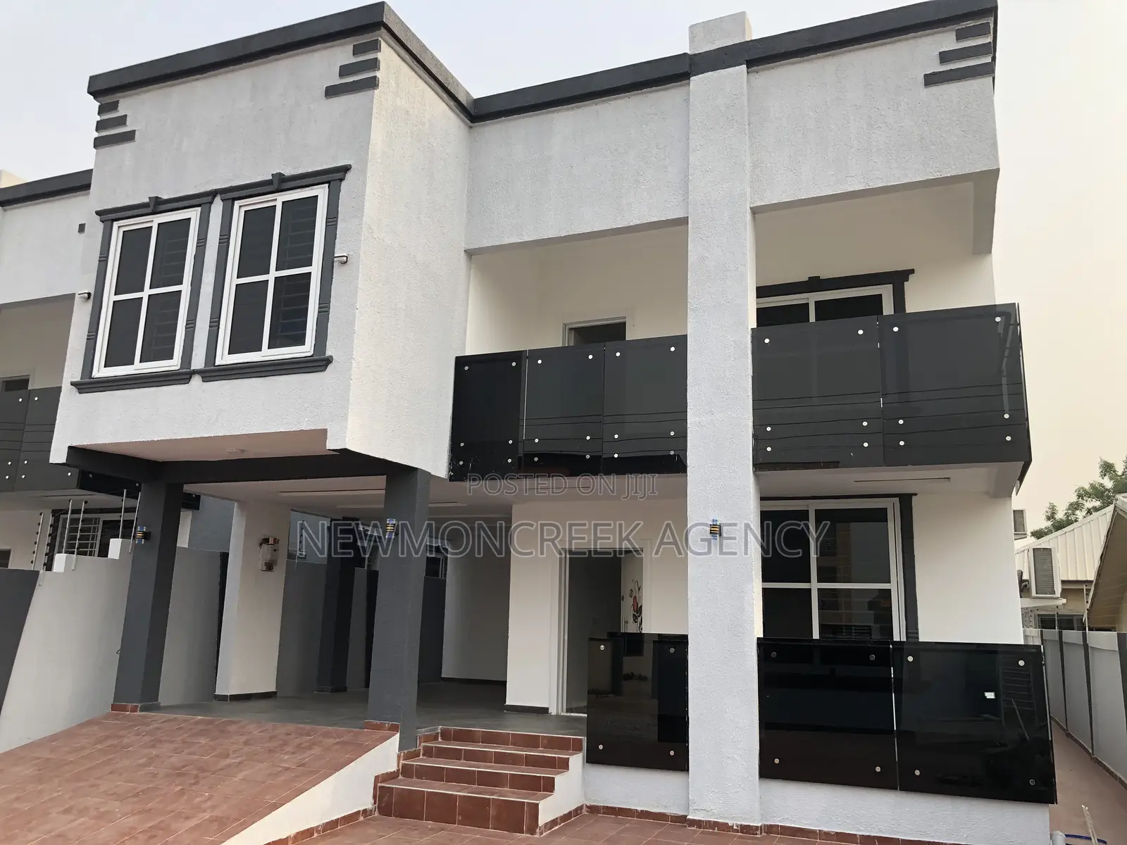 4bdrm Duplex in Lakeside, Accra Metropolitan for sale