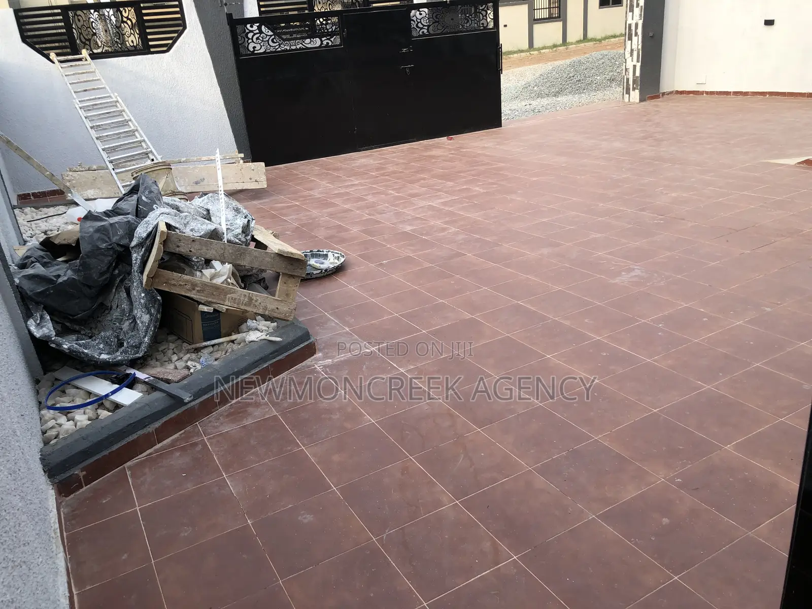 4bdrm Duplex in Lakeside, Accra Metropolitan for sale