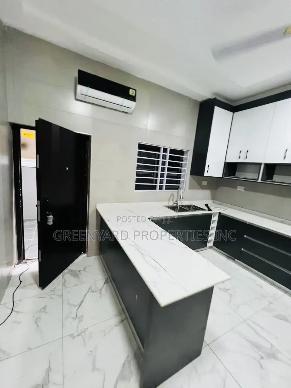 5bdrm Mansion in Mile 7, Achimota for sale