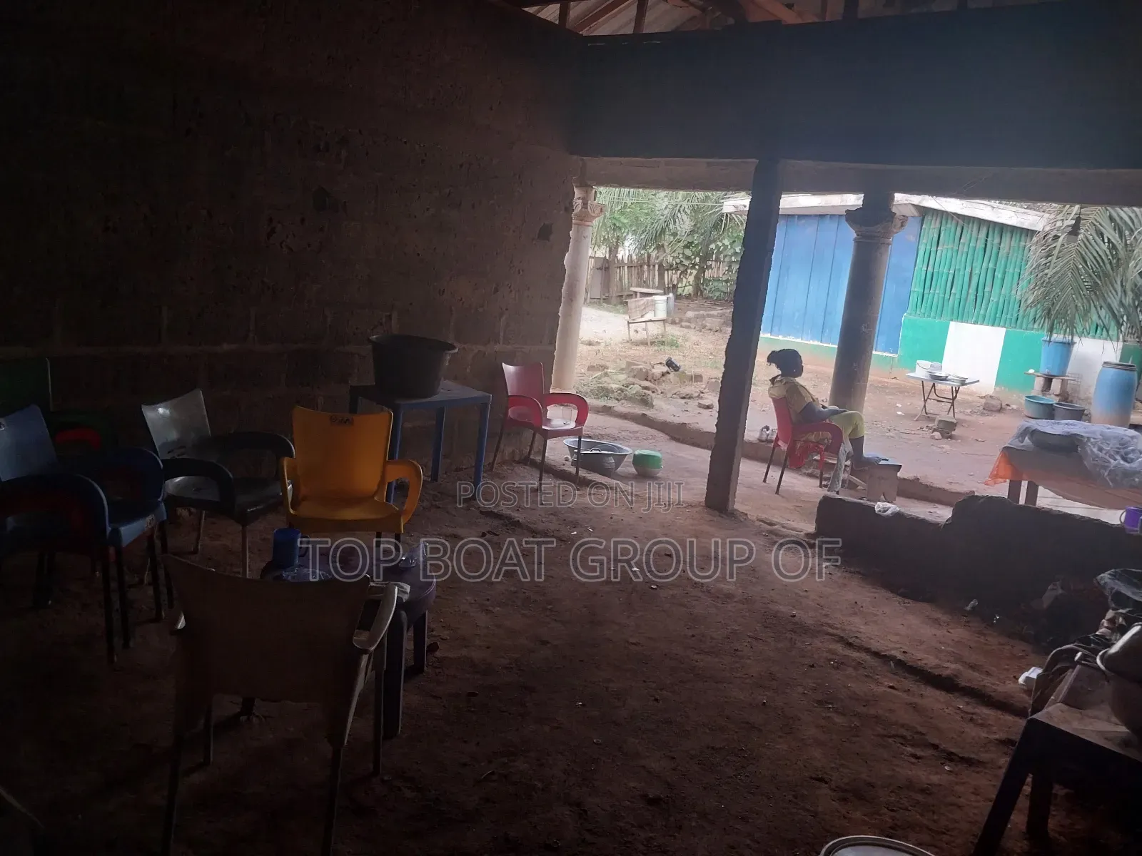 6bdrm House in Achiase Main Road, Kumasi Metropolitan for sale