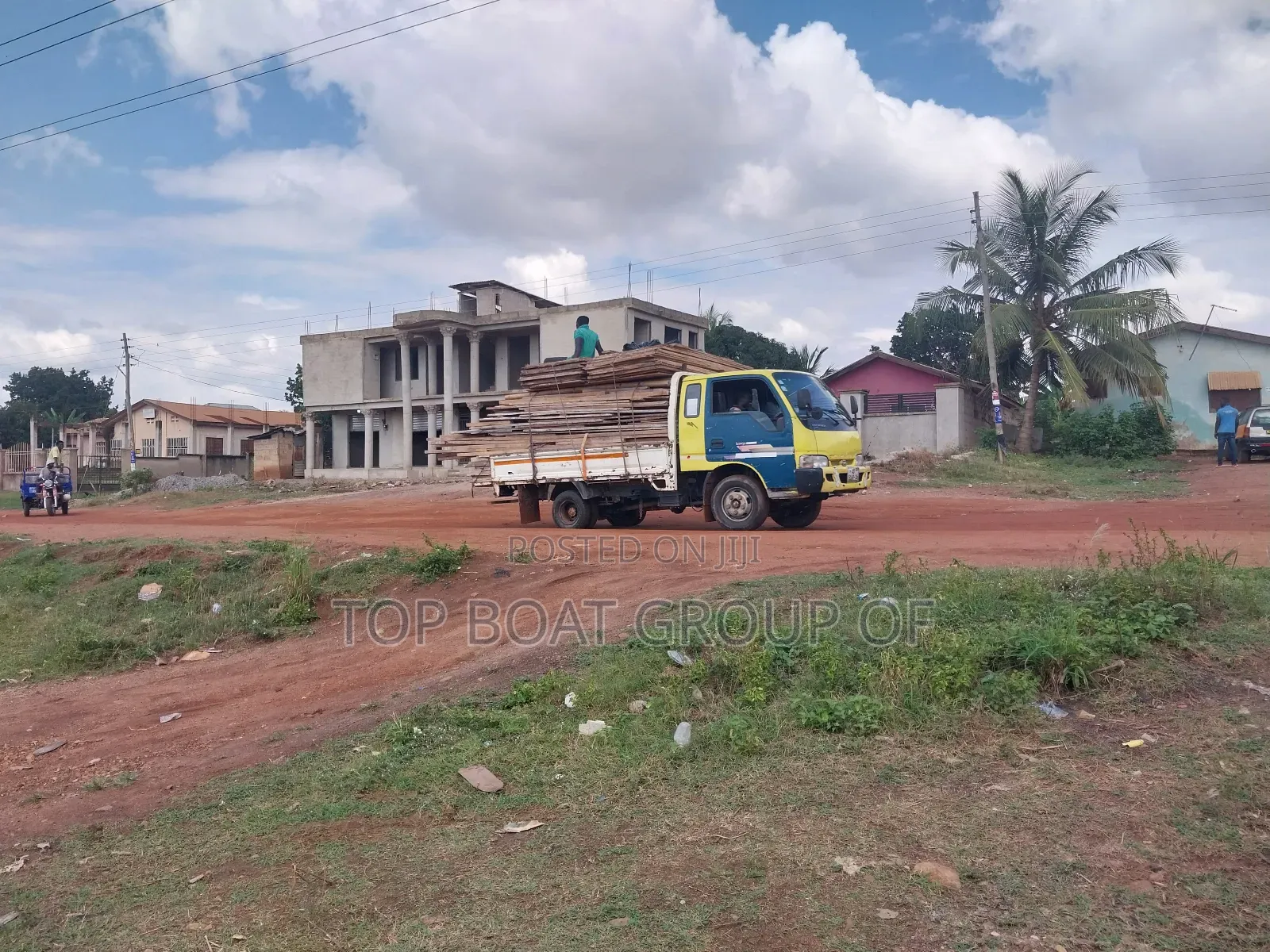 6bdrm House in Achiase Main Road, Kumasi Metropolitan for sale