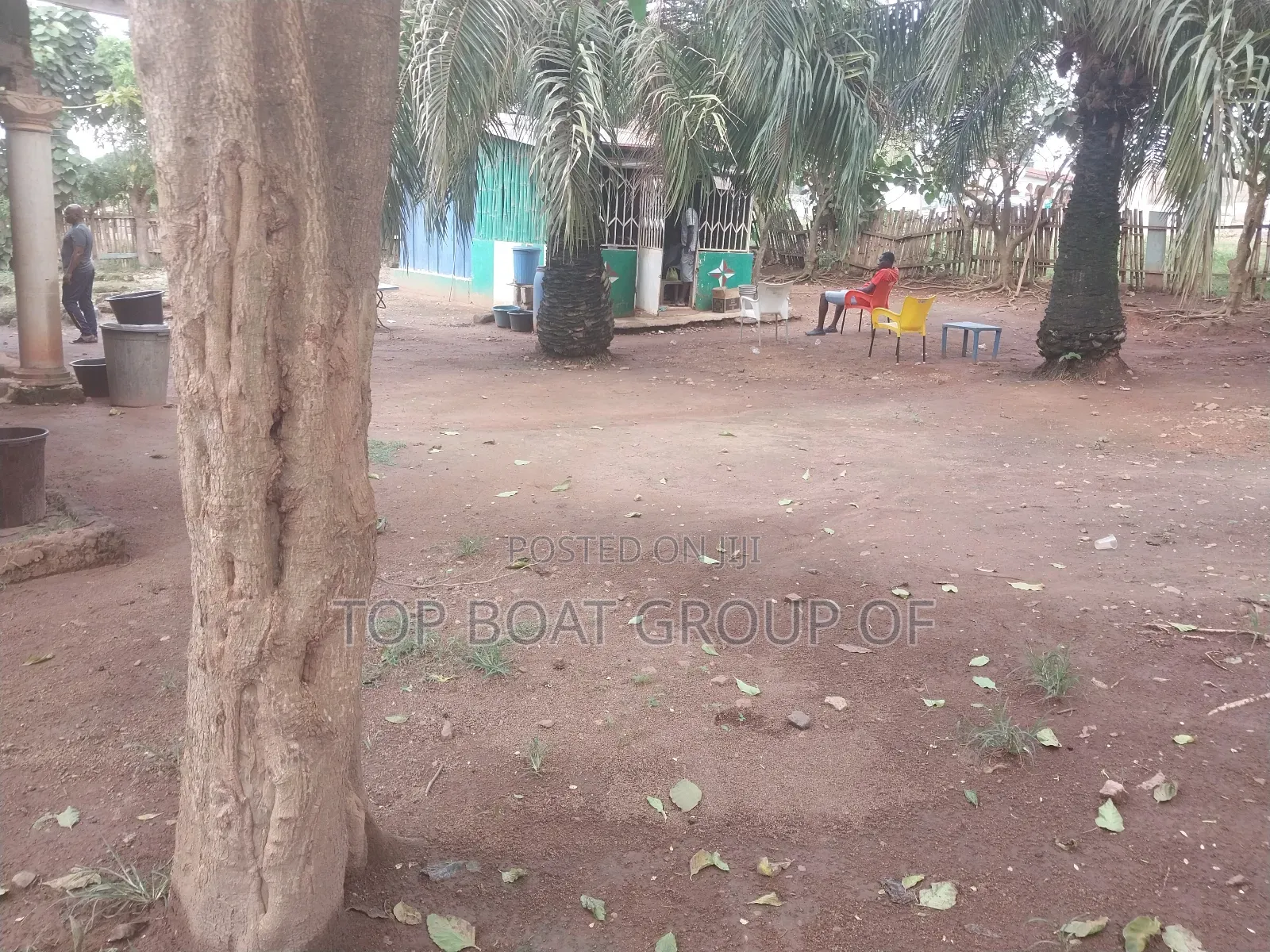 6bdrm House in Achiase Main Road, Kumasi Metropolitan for sale