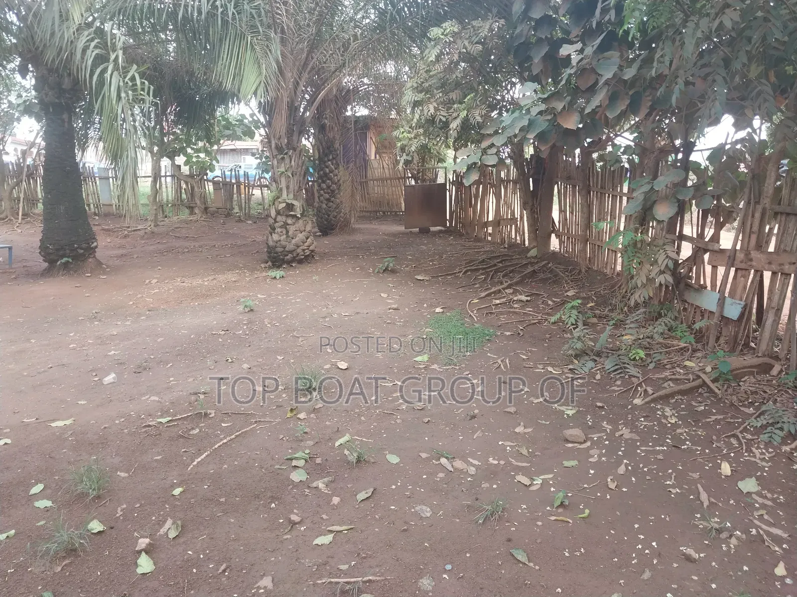 6bdrm House in Achiase Main Road, Kumasi Metropolitan for sale