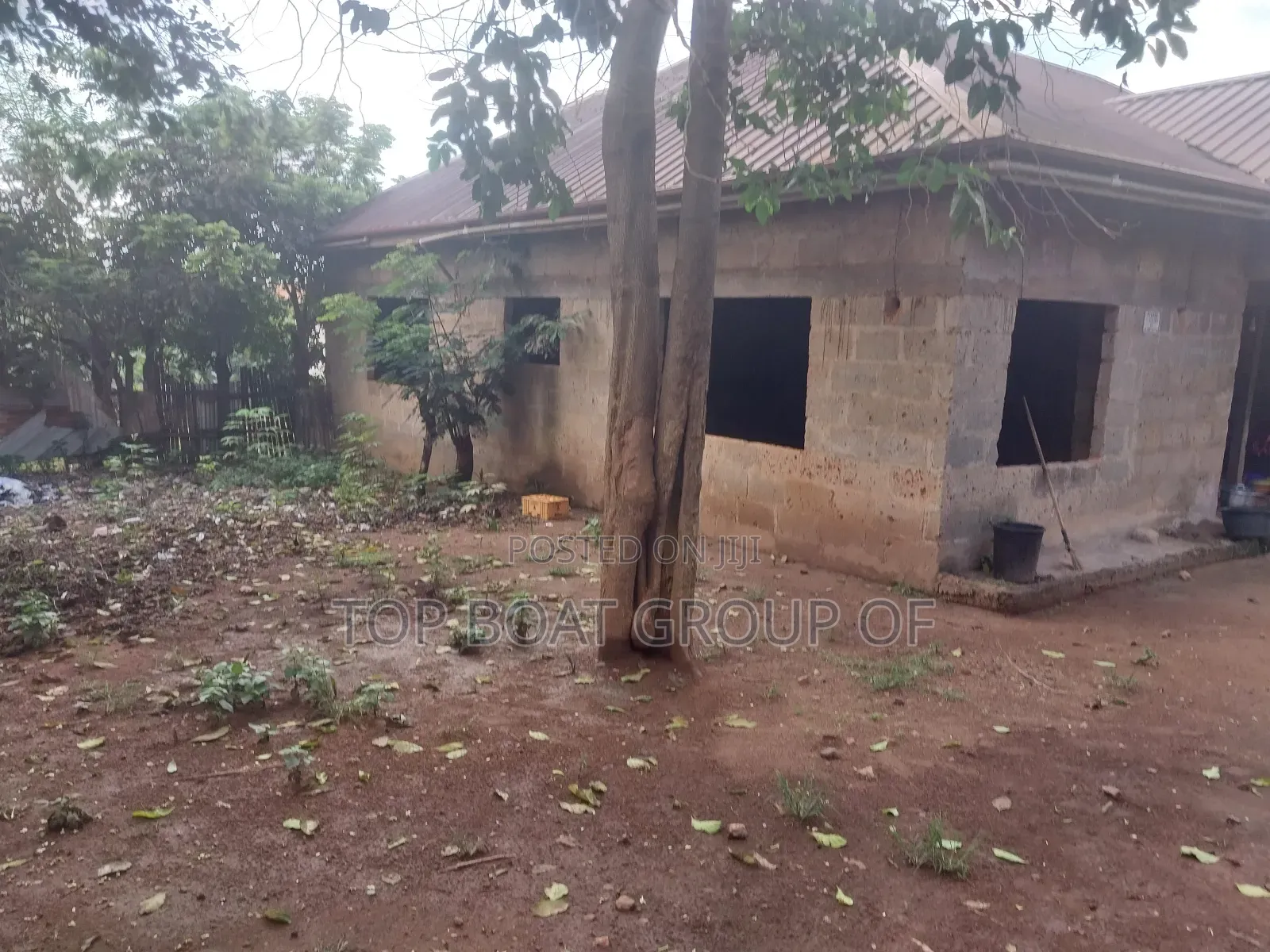6bdrm House in Achiase Main Road, Kumasi Metropolitan for sale