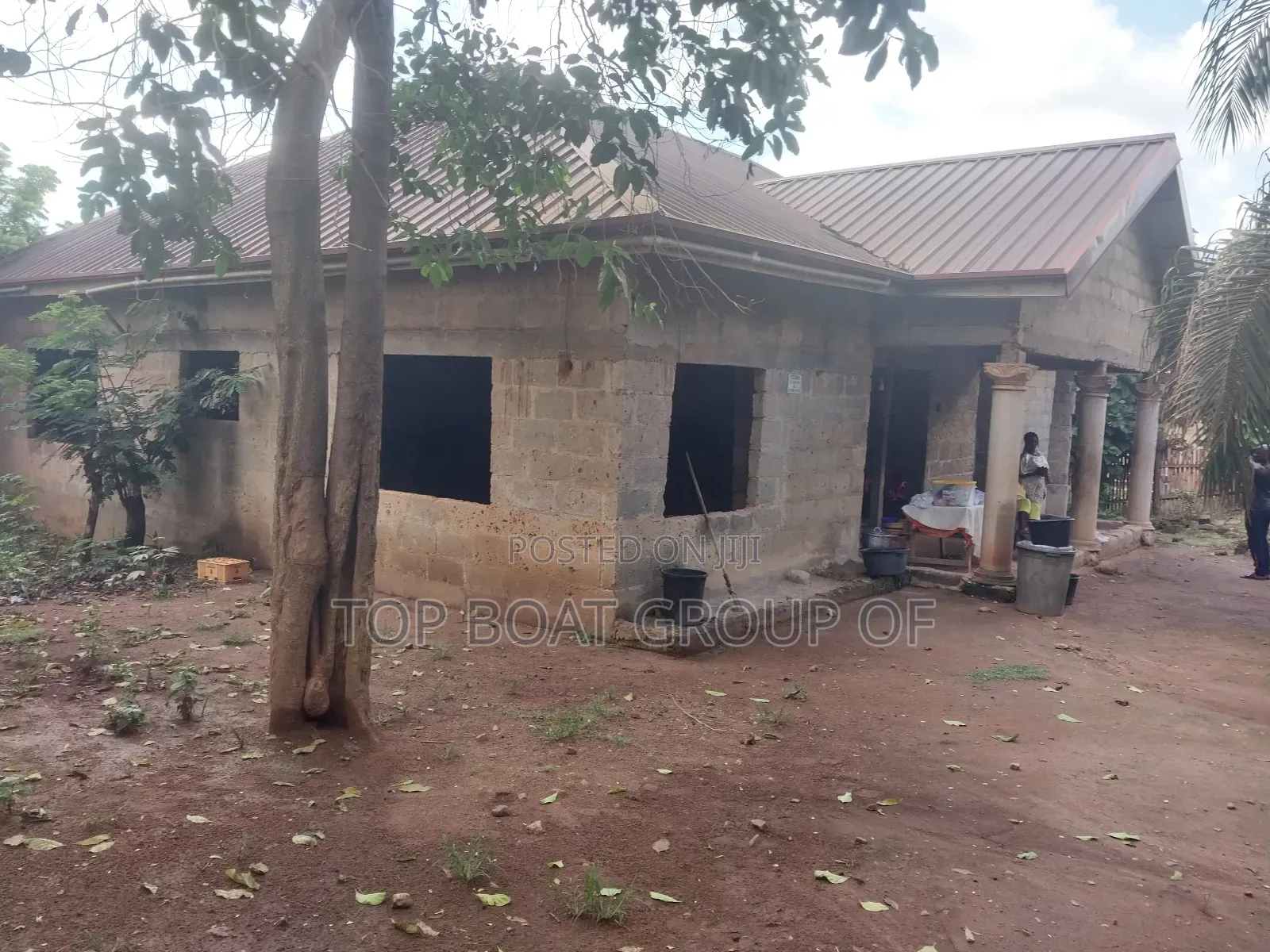 6bdrm House in Achiase Main Road, Kumasi Metropolitan for sale