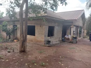 6bdrm House in Achiase Main Road, Kumasi Metropolitan for sale