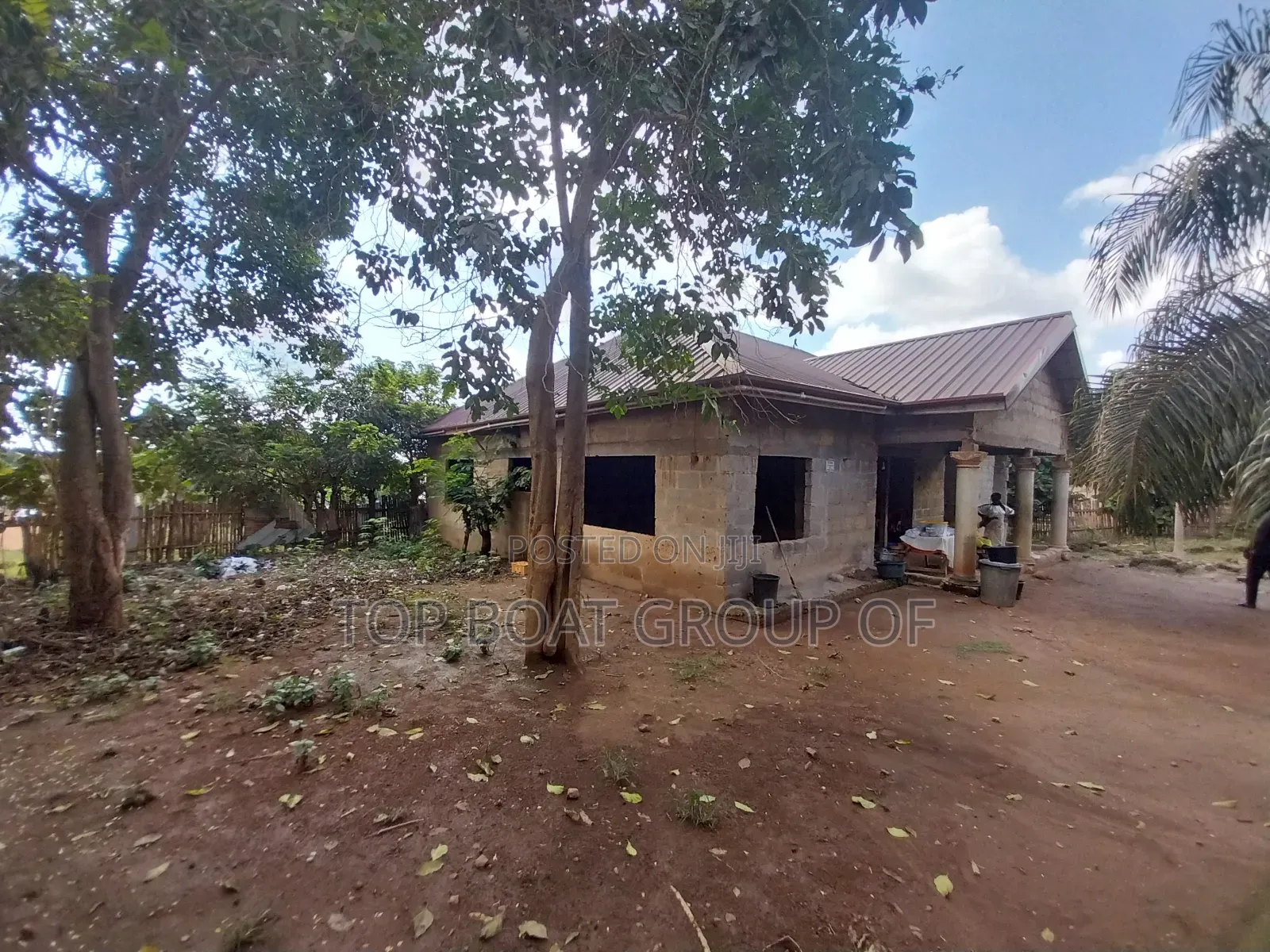 6bdrm House in Achiase Main Road, Kumasi Metropolitan for sale