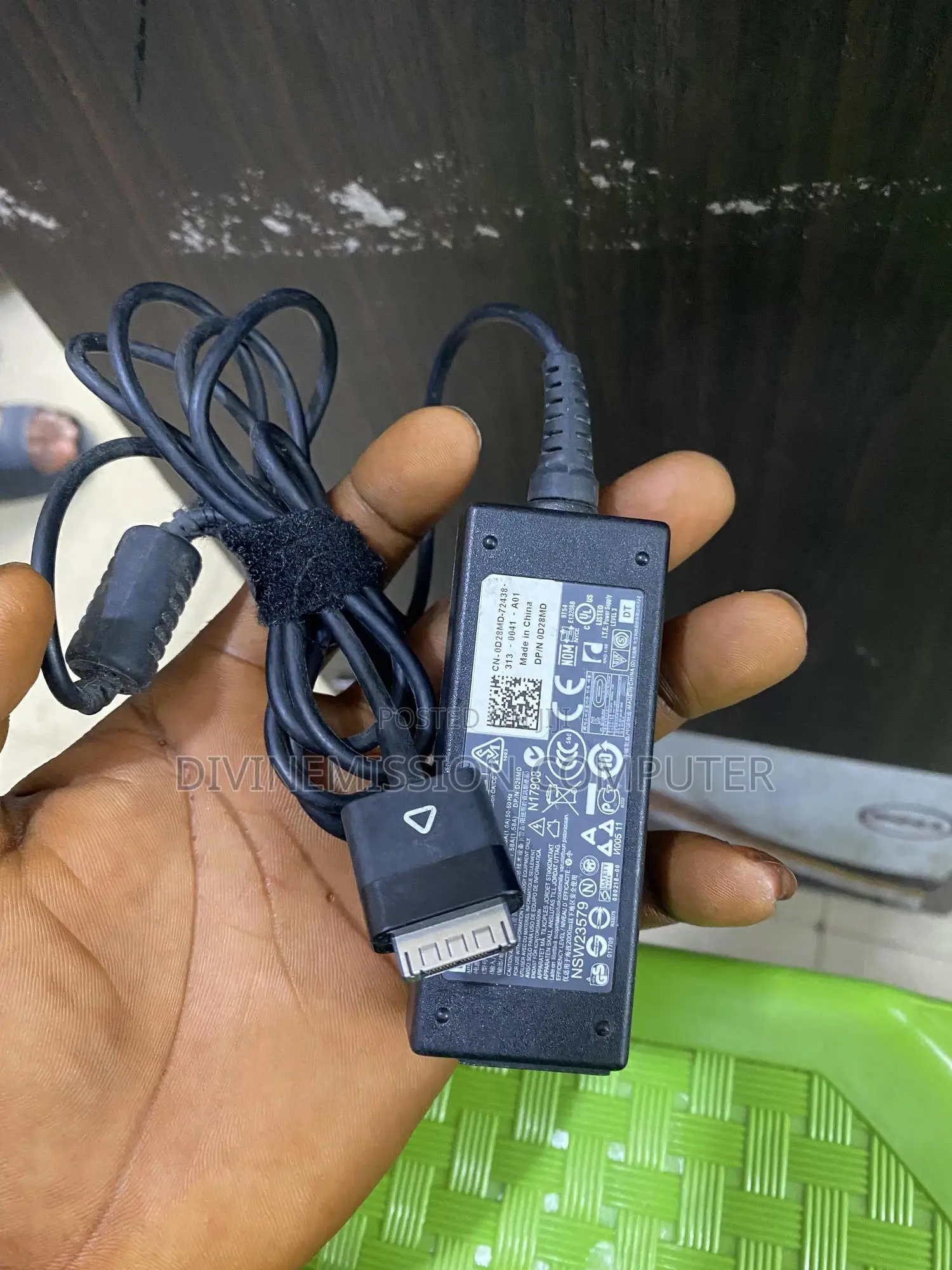 Dell Venue 11 Pro Charger/Adapter 19v~1.8A. Flat/Brush Mouth