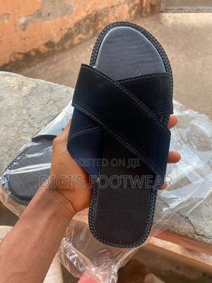 靴  SLIPPER SUEDE CROSS BLACK Men's Cross Strap Suede Black Comfort Slipper