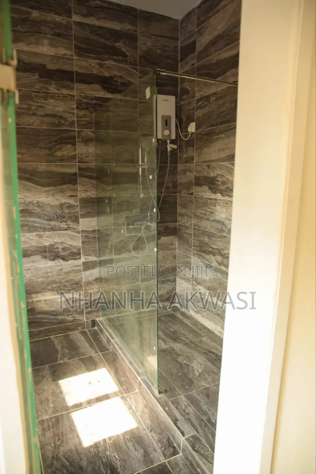 8bdrm House in Ashamed, Tema Metropolitan for rent