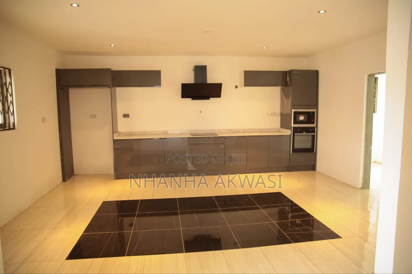 8bdrm House in Ashamed, Tema Metropolitan for rent