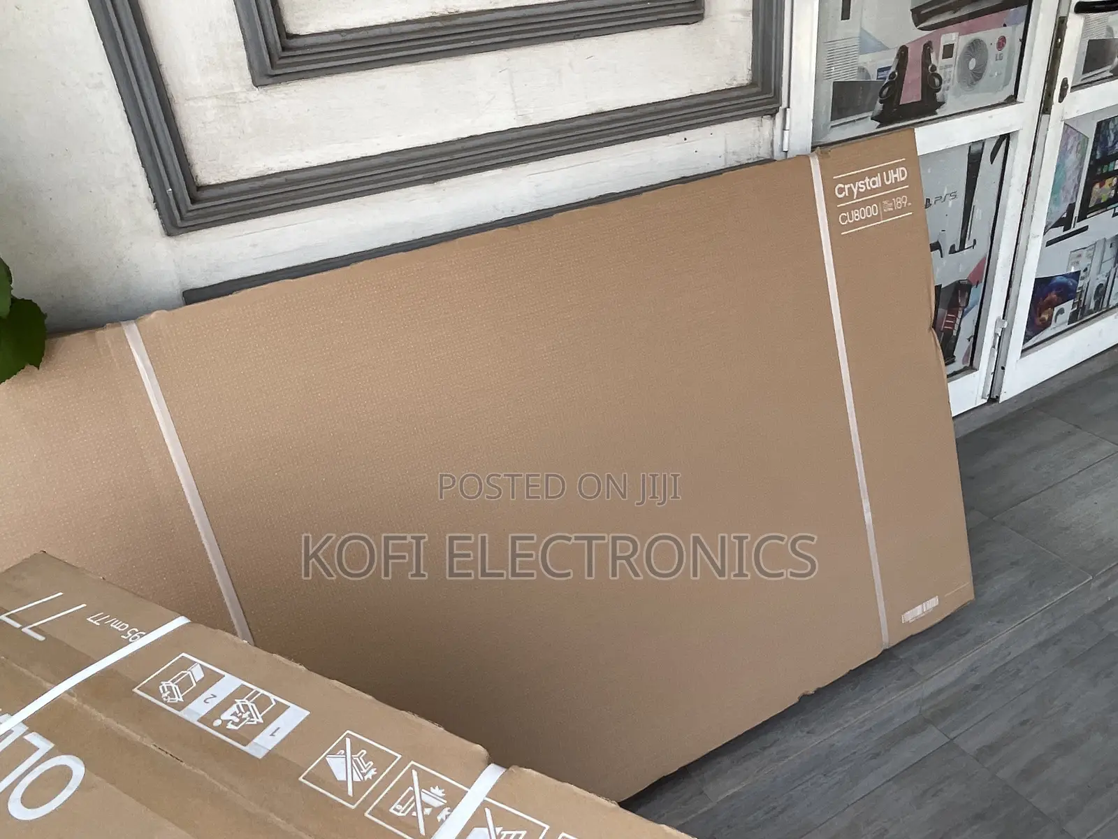 Borderless on Three Sides SAMSUNG 75cu8000 Smart LED TV,