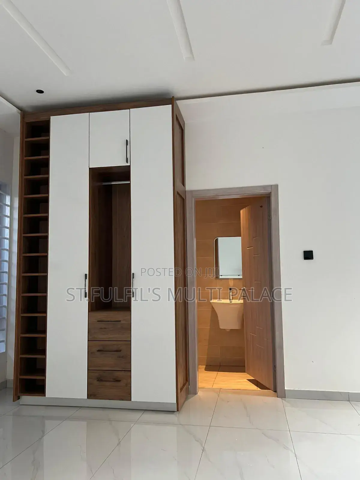 5bdrm House in Adenta Barrier for sale