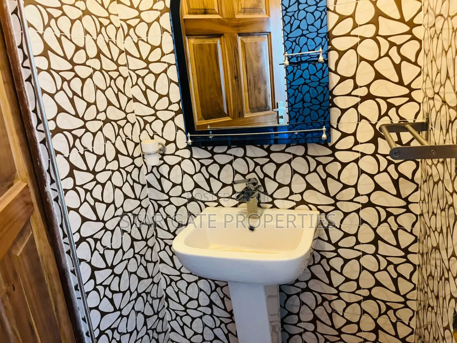 8bdrm House in Esereso,  Near, Kumasi Metropolitan for sale