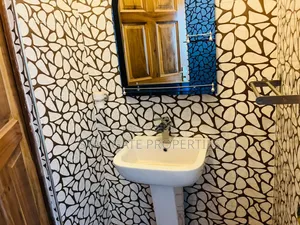 8bdrm House in Esereso,  Near, Kumasi Metropolitan for sale