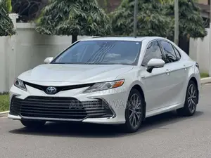 Photo - Toyota Camry XLE 2021 White