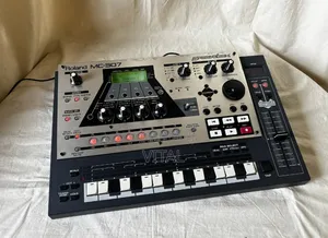 Roland Groovebox Mc307/Drum Machine/Synthesizer/Sequenceretc