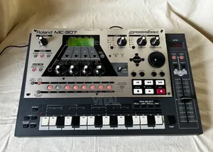 Roland Groovebox Mc307/Drum Machine/Synthesizer/Sequenceretc