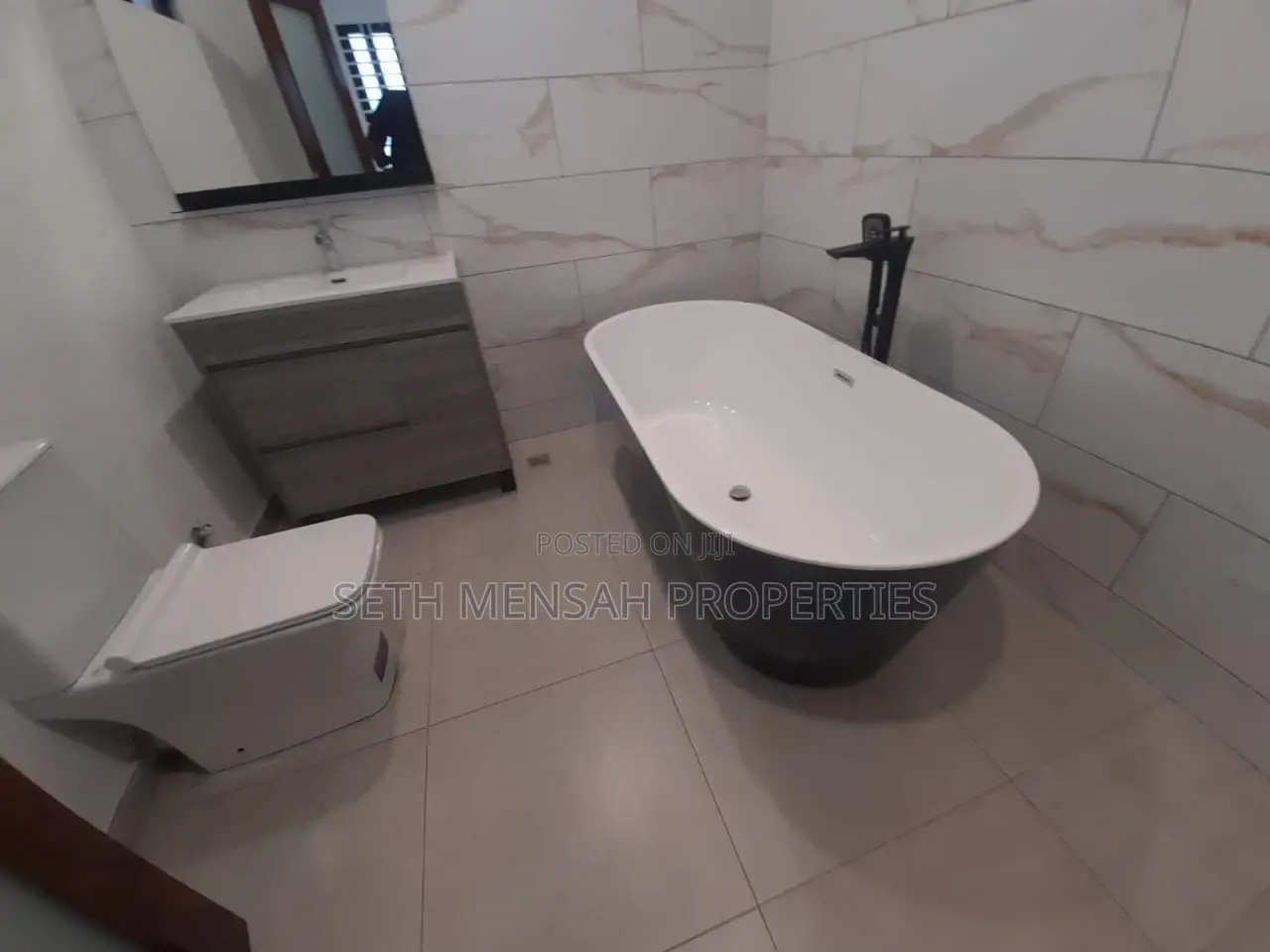 6bdrm House in Skm, Labadi for sale