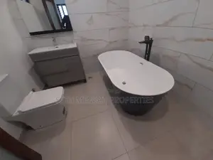 6bdrm House in Skm, Labadi for sale