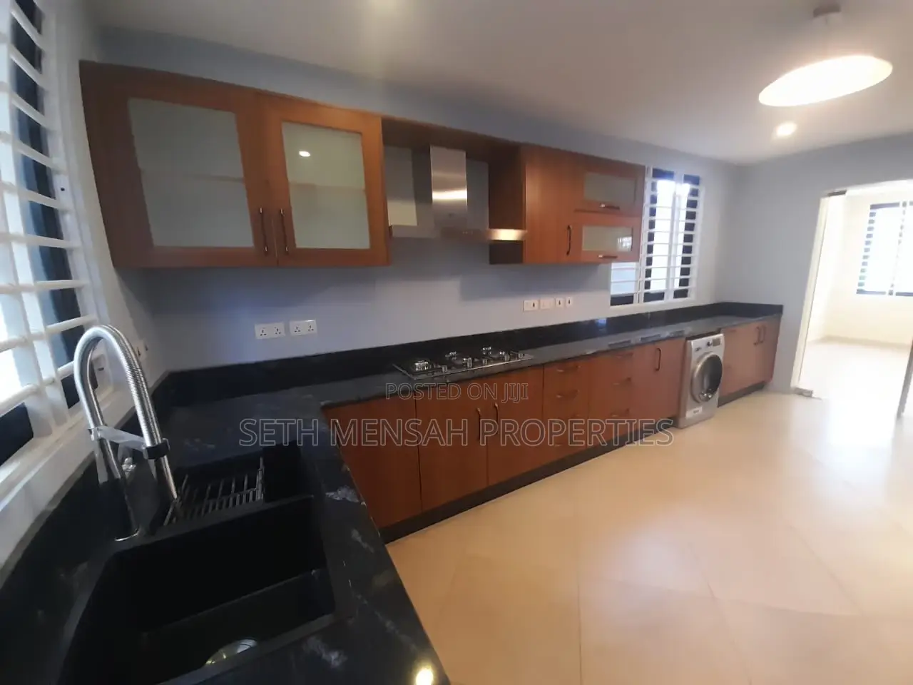 6bdrm House in Skm, Labadi for sale