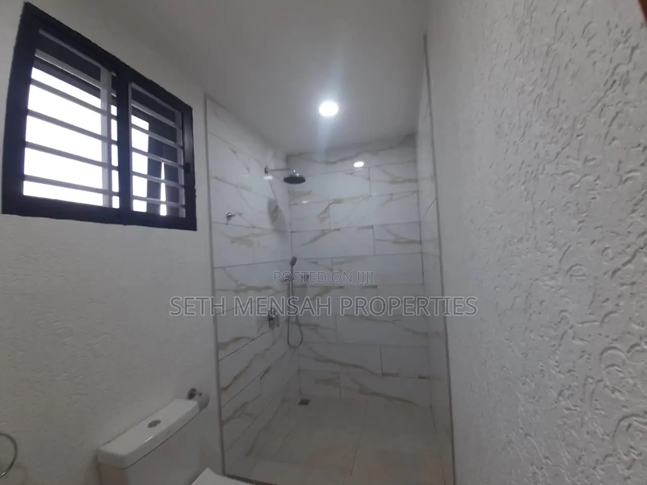 6bdrm House in Skm, Labadi for sale