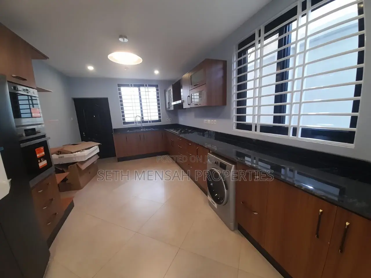 6bdrm House in Skm, Labadi for sale