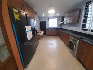 6bdrm House in Skm, Labadi for sale
