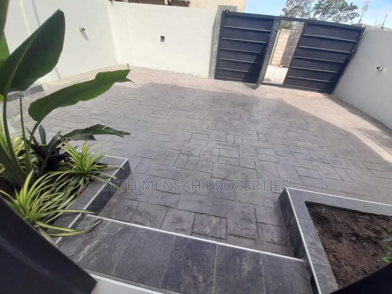 6bdrm House in Skm, Labadi for sale