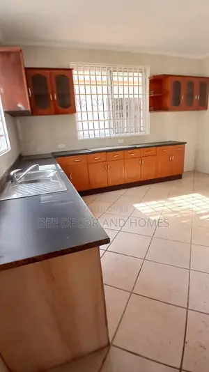 5bdrm Mansion in Bee  Decor & Homes, East Legon for rent