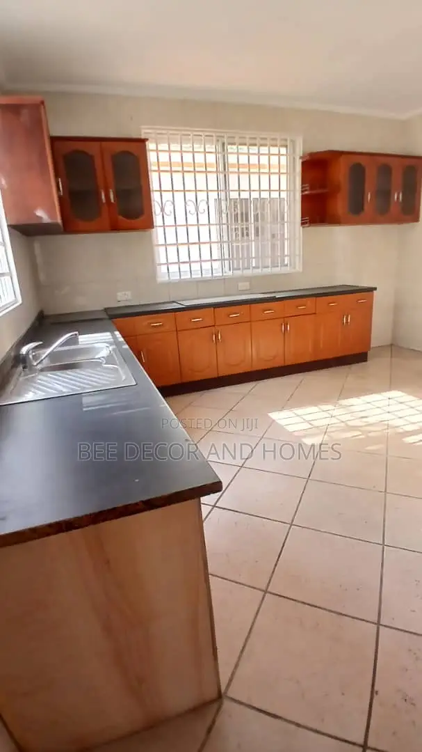 5bdrm Mansion in Bee  Decor & Homes, East Legon for rent