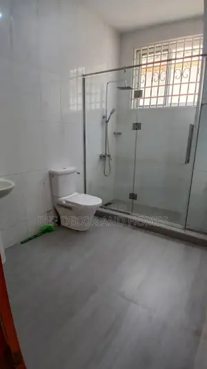 5bdrm Mansion in Bee  Decor & Homes, East Legon for rent
