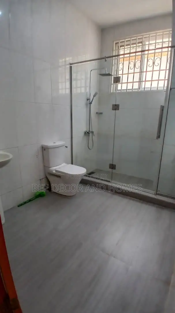 5bdrm Mansion in Bee  Decor & Homes, East Legon for rent