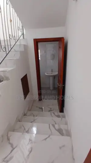 5bdrm Mansion in Bee  Decor & Homes, East Legon for rent