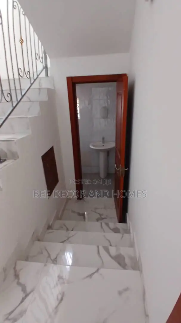 5bdrm Mansion in Bee  Decor & Homes, East Legon for rent