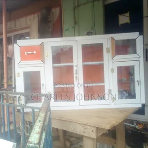 Glass Showcase/Hair Saloon Wadrop
