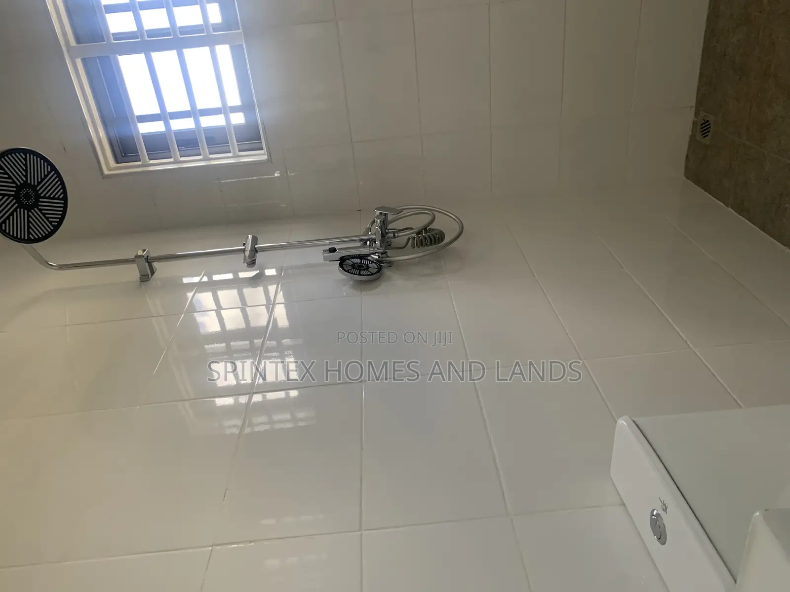 4bdrm Mansion in Hfc Estate, Spintex for sale